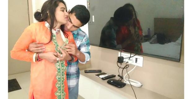 टीवी रिपेयर करनेवाला सेक्सी भाभी को नंगी करके चोद दिया